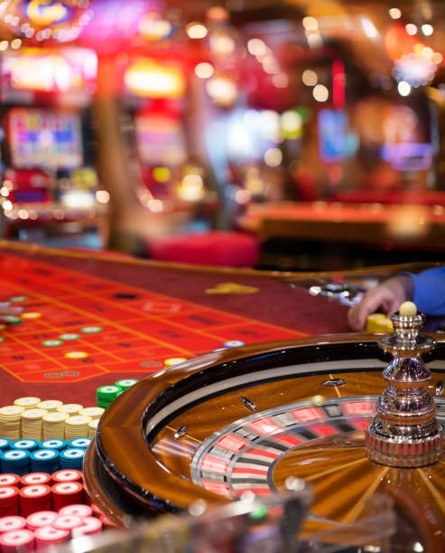 Live Roulette table with dealer and wheel at newtoto